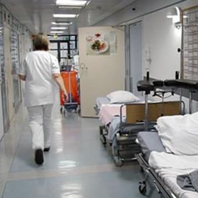 Vårdpersonal i sjukhuskorridor