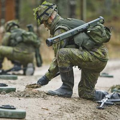 Soldater hanterar personminor