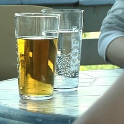 Öl eller mineralvatten? Det så kallade måttliga drickandet är de facto det som ställer till mest problem i Finland. Bild: YLE