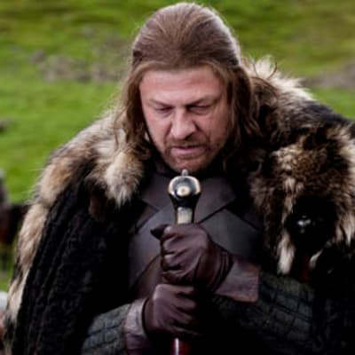 Den heroiske och trofaste lord Eddard Stark är en av seriens huvudpersoner (Sean Bean).