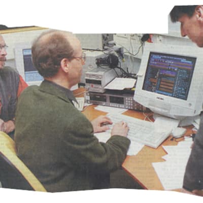 Ole Holmberg, Hans-Åke Manelius och Kjell Ekholm visar upp datorn som planerar musik på Radio Extrem.