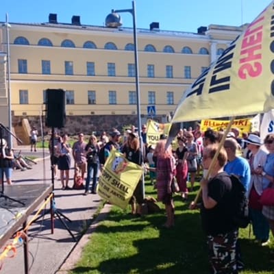 Klemetti Näkkäläjärvi pitää puheenvuoroa Pelasta Arktis -mielenosoituksessa 3.7.2015