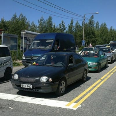 Autoja lossijonossa.