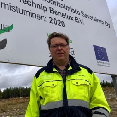 Toimitusjohtaja Timo Saarelainen bioöljyjalostamon rakentamisesta kertovan kyltin edessä. 