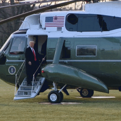 Trump vilkuttaa helikopterin ovelta
