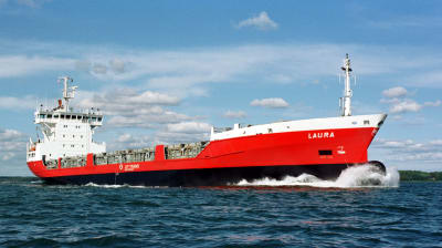 Fartyget M/S Laura åker på havet i hög hastighet