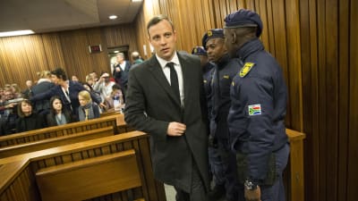 Paralympikern Oscar Pistorius stiger in i rättssalen i Pretoria 6.7.2017