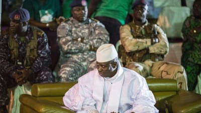 Yahya Jammeh under valkampanjen i november, omgiven av soldater. 29.11.2016