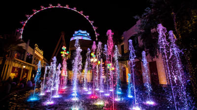 Attraktionen High Roller Observation wheel i Las Vegas visar sina sympatier med de drabbade i Orlando genom att lysa upp fontänen och pariserhjulet i regnbågens färger.