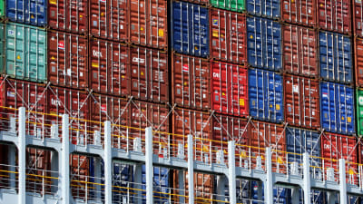 Containrar i olika färger staplade intill och ovanpå varandra ombord på containerfartyget OOCL Hong Kong, som med plats för över 21 000 containrar är världens största av sitt slag.
