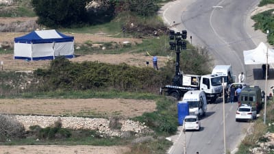 Polisen undersöker vraket av journalisten Daphne Caruna Galizias bil, som sprängdes med en bomb. Caruna Galizia dödades i explosionen.