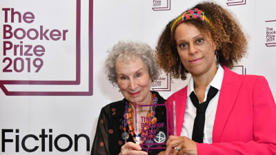 Margaret Atwood och Bernardine Evaristo visar upp Booker statyetten.