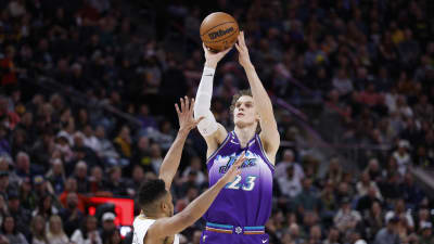 Lauri Markkanen spelar basket.