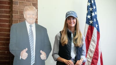 Republikanska senatorn Kelly Loeffler står bredvid pappfigur av Donald Trump.