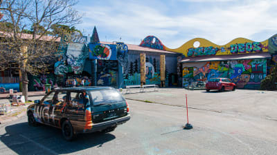 Bilar och väggar prydda med graffiti