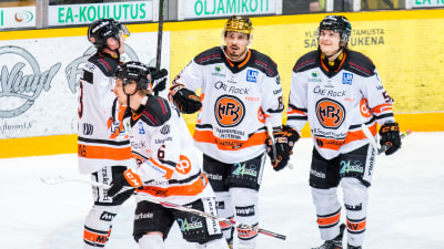 Antti Pihlström firar sitt 2–0-mål tillsammans med sina lagkamrater.