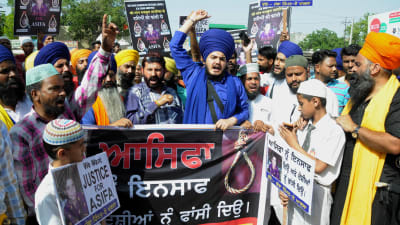 Sikher och muslimer protesterar mot gruppvåldtäkten på åttaåringen i Kathua, Jammu och Kashmir. 