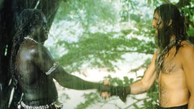 William Takaku och Pierce Brosnan i en filmatisering av "Robinson Crusoe" från år 1997.