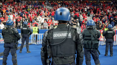 Polis vaktar Liverpools fans på Champions League-finalen.