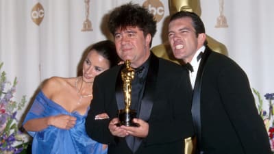 Penelope Cruz, Pedro Almodovar och Antonio Banderas poserar på Oscarsgalan 2000.