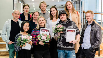 Shortdox 2019 finalistit ja kolme palkittua kukitettuna