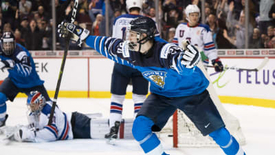 Kaapo Kakko gör 3–2 mot USA. Anton Lundell firar bredvid USA-målvakten.