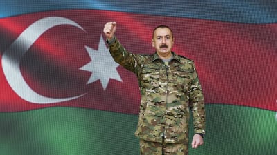 Det här segervissa fotot på Azerbbajdzjans president Ilham Alijev publicerades av presidentkansliet den 30.10.