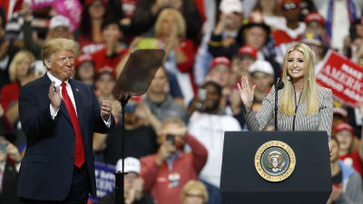 Donald och Ivanka Trump under ett kampanjmöte i Cleveland inför mellanårsvalet.