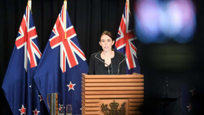 Nya Zeelands premiärminister Jacinda Ardern talar i parlamentet.