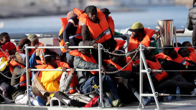 Migranter stiger i land i Malta efter att ha räddats på Medelhavet.