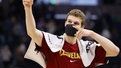 Lauri Markkanen jublar.