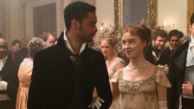 Regé-Jean Page i rollen som Simon Basset och Phoebe Dynevor i rollen som Daphne Bridgerton.