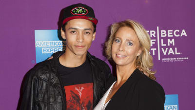 Nyjah Huston poserar med mamma Kelle på en filmpremiär.