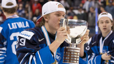 Anton Lundell lyfter JVM-pokalen.
