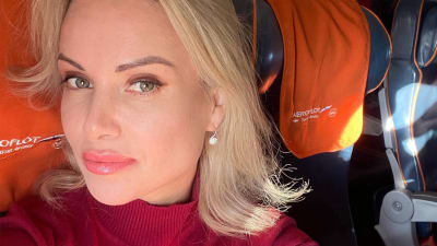 Selfie av Marina Ovsjannikova som sitter i ett flygplan.