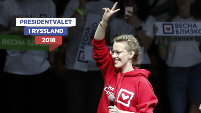 Ksenia Sobtjack gör segergest vid en valtillställning.