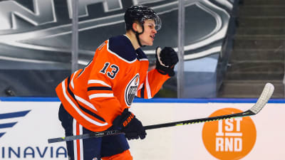 Jesse Puljujärvi jublar över sitt första NHL-mål på över två år.