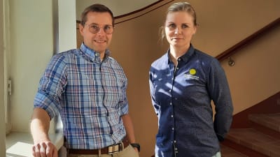 Fredrik Sandelin och Heidi Matinlassi säger att Jakobstad måste locka till sig inflyttare både nationellt och internationellt. 