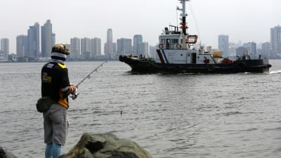 Den filippinska kustbevakningen bevakar också den livliga hamnen och farvatten utanför huvudstaden Manila