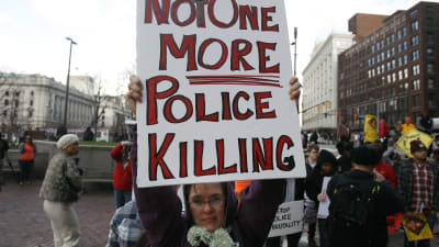 Demonstranter i Cleveland protesterar mot att poilsen skjutit ihjäl en tolvåring i staden.
