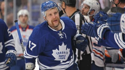 Leo Komarov firar mål.