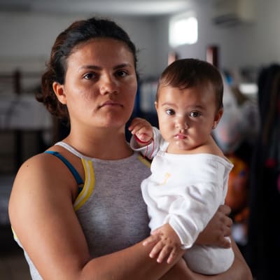 En ung kvinna från Honduras, Janet Cortes, med sin åtta månader gamla baby Valentina. De är migranter, här i Matamoros i Mexiko, i hopp om att få asyl i USA.