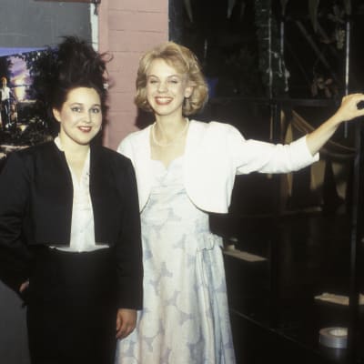 Jane Sarlund ja Baba Lybeck Kari Paljakan ohjaaman tv-elokuvan Baby Love kuvauksissa studiolla 1985.