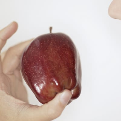 En kvinna äter ett äppel