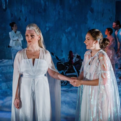 Kuvassa on kohtaus näytelmästä Kesäyön unelma, joka on saanut ensi-iltansa Joensuun kaupunginteatterissa.
