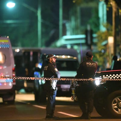 Australisk polis och polisbilar på natten i Surry Hills, Sydney, New South Wales under en antiterroroperation den 29 juli 2017.