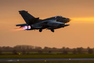 Brttiiska flygvapnets Tornado GR4 lyfter från flygbasen RAF Marham i England den 1 december 2015.