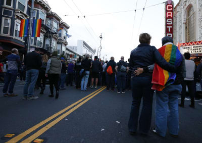 I Castrodistriktet i San Franqcisko sökte människor sig ut på gatorna för att tillsammans hedra offren för massakern på gaynattklubben i Orlando.