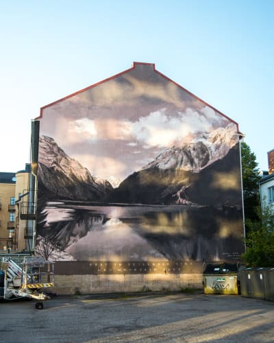 Muralmålning föreställande ett bergslandskap med en sjö