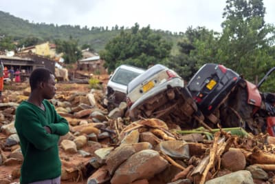 Bilar som spolats av vägen i östra Zimbabwe av cyklonen Idai. 